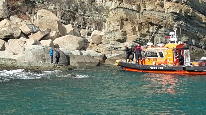 부산해경이 갯바위 고립 남성 2명을 구조하고 있다.(사진제공=부산해양경찰서)