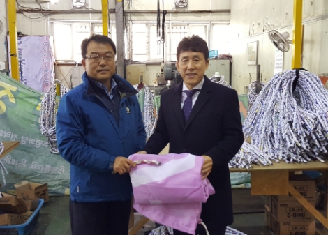 한국농수산식품유통공사(aT)는 18일 광주광역시 소재 재활용품 생산업체인 사회적기업 '현장사람들'에 방문해 폐현수막을 전달했다. 사진=aT