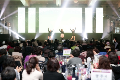 한국마사회 서울 경마공원에서 지난 12일 ‘렛츠런 효(孝) 나눔 한마당 축제’가 열렸다. 사진=마사회