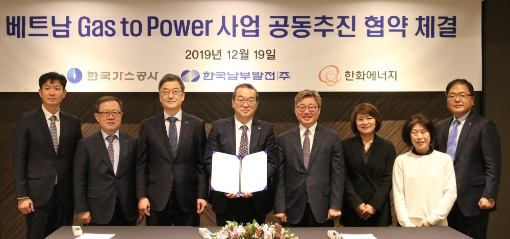 한국가스공사(사장 채희봉)는 19일 서울 플라자 호텔에서 한화에너지(대표이사 정인섭), 한국남부발전(사장 신정식)와 ‘베트남 가스 발전 및 LNG 터미널 사업 공동 추진 협약’을 체결했다.(사진=한국가스공사)