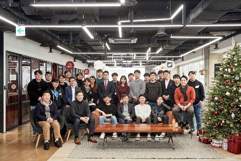현대카드가 18일 개최한 '2019 스튜디오 데이 블랙'에서 참가자들이 기념촬영을 하고 있다. 사진=현대카드