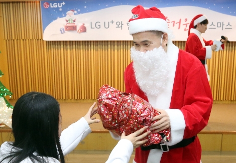 LG유플러스 대표이사 하현회 부회장이 크리스마스를 앞두고 임직원들과 함께 서울 용산구 아동복지시설 영락보린원을 찾아 어린이들을 위한 산타로 변신, 선물을 전달하는 모습. 사진=LG유플러스