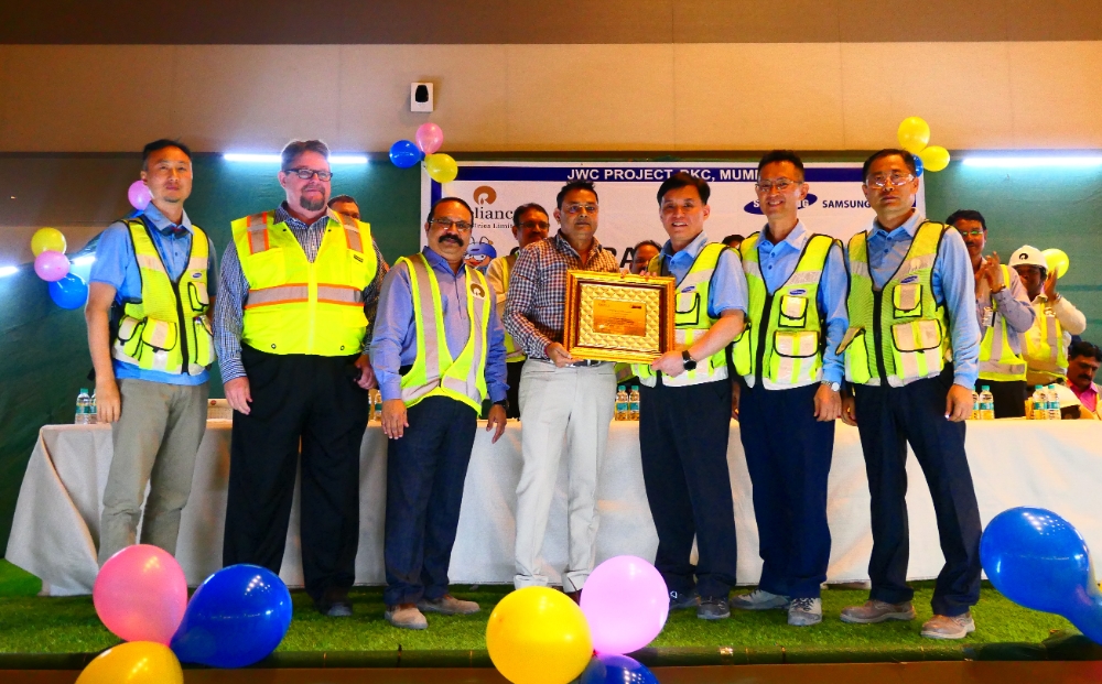 인도 뭄바이 다이섹 현장 5000만인시 무재해 달성 감사패 전달 모습.(사진=삼성물산)