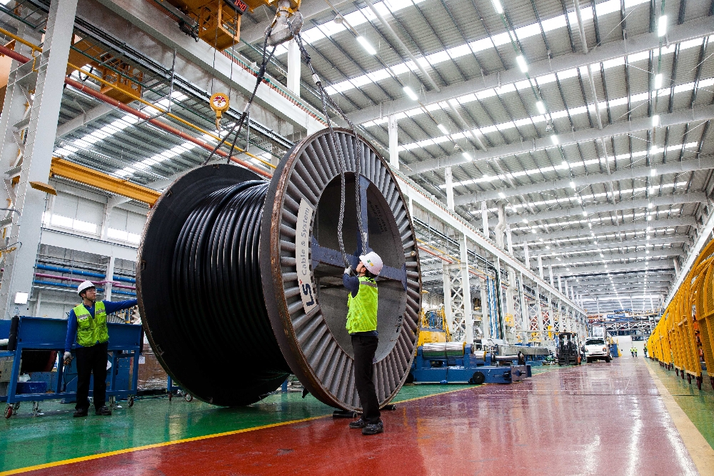 LS전선 동해사업장 HVDC 케이블 운반 전경.(사진=.LS전선)