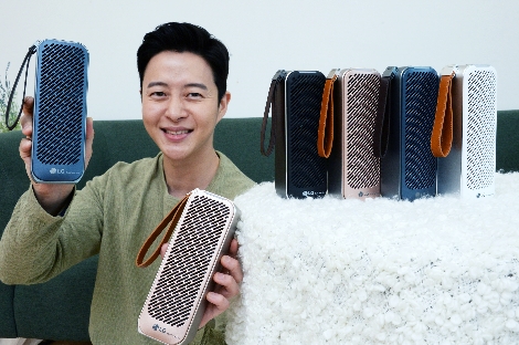 LG전자의 휴대용 공기청정기 'LG 퓨리케어 미니 공기청정기'의 새 색상인 로즈골드와 다크블루 제품 이미지. 사진=LG전자