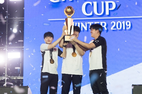 EACC WINTER 2019 시상식에서 샌드박스게이밍이 세레머니를 하고있다. 사진=넥슨