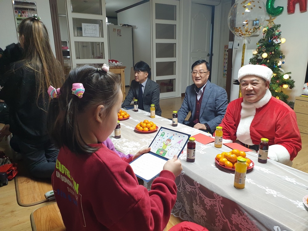 한국국토정보공사(LX, 사장 최창학)가 산타클로스로 분해 지역 청소년들에게 메리 크리스마스를 전했다. (사진=한국국토정보공사)
