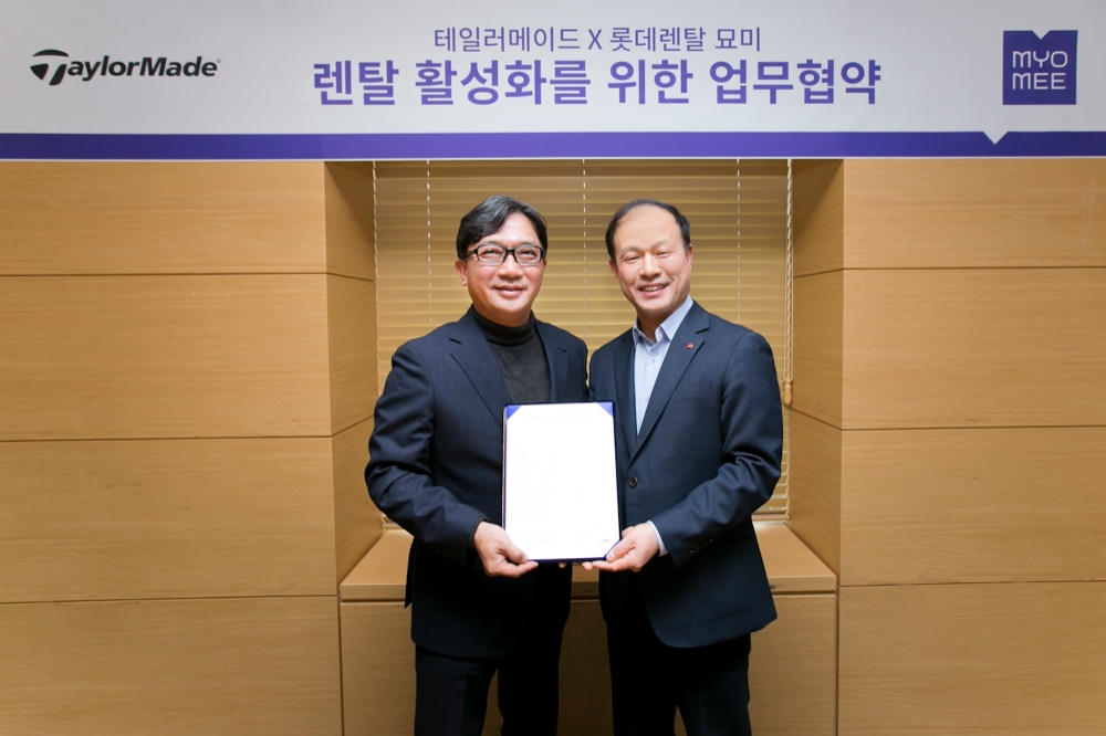테일러메이드 코리아 임헌영 지사장(왼쪽)과 롯데렌탈 이훈기 대표이사(오른쪽)가 골프용품 렌탈 활성화를 위한 업무협약을 체결했다.