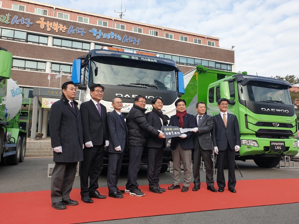 한국가스공사(사장 채희봉)는 26일 인천광역시 서구청에서 ‘LNG 청소차 인도식’을 가졌다고 밝혔다.(사진=한국가스공사)