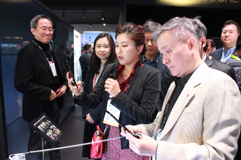 올초 미국 라스베이거스에서 열린 CES2019에서 LG유플러스 하현회 부회장이 LG전자 부스를 방문해 신제품을 시연하고 있다. 사진=LG전자