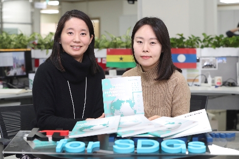 KT직원들이 ‘글로벌 감염병 확산 방지 플랫폼(GEPP, Global Epidemic Prevention Platform) 홍보책자를 소개하고 있다. 사진=KT