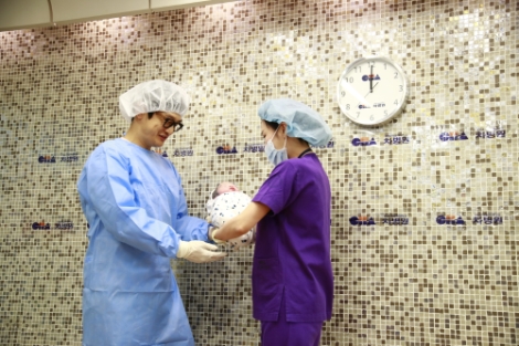 아빠 최재석씨(40세)가 간호사로부터 2020년 1월 1일 0시 0분에 차병원에서 태어난 아들 매미(태명, 3.38kg)를 건네받고 있다. 사진=차병원