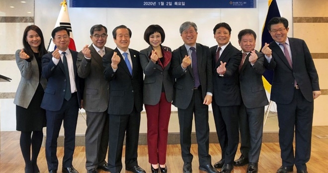 바른의인상 제2회 수상자로 선정된 현숙 씨와 기념촬영.(사진제공=법무법인 바른)