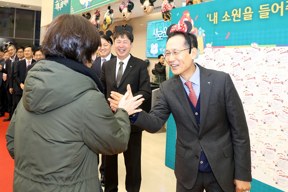 KEB하나은행 지성규 은행장, 직원들에게 ‘힘센 쥐 인형’과 떡을 나눠주며 건강과 행복 기원