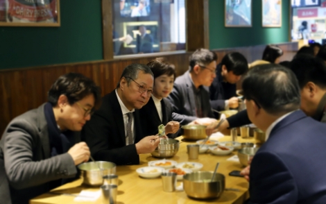 공영쇼핑이 2일 서울 마포구 상암동 사옥에서 전 직원이 참석한 가운데 떡국 식사를 함께 나누는 새해맞이 행사를 개최했다. 사진=공영쇼핑
