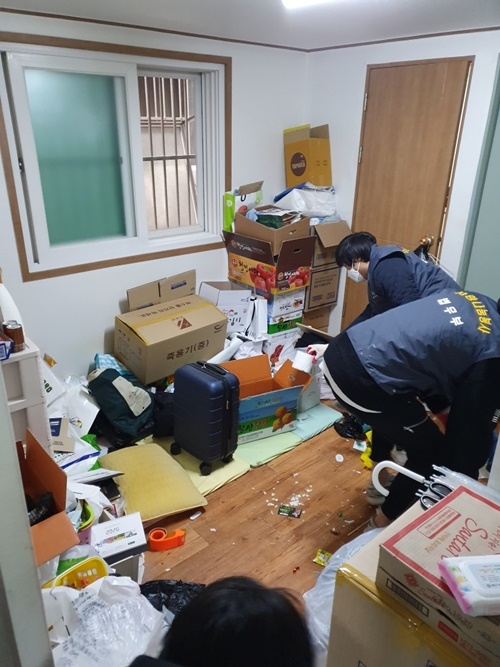 저장강박증 장애인가정에서 쓰레기 등을 치우고 있다.(사진제공=서울준법지원센터)