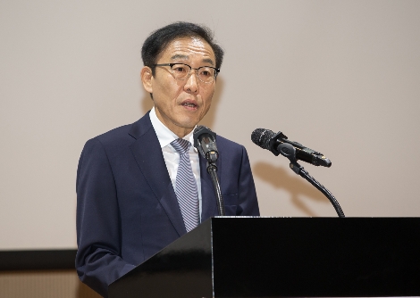 2일 수원 '삼성 디지털 시티'에서 열린 삼성전자 시무식에서 김기남 대표이사 부회장이 임직원들을 대상으로 신년사를 하고 있다. 사진=삼성전자
