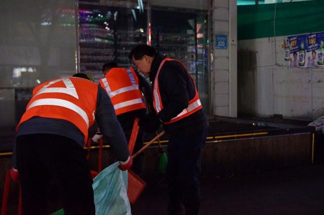 김종훈 국회의원이 4일 새벽 환경미화노동자들과 현장을 함께하고 있다.(사진제공=김종훈의원실)