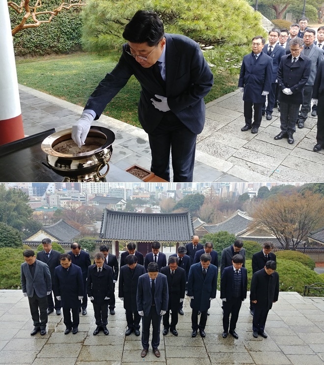 제영광 부산세관장이 분향을 하고 관내 세관장 및 간부들과 참배하고 있다.(사진제공=부산본부세관)