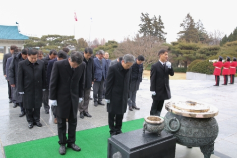 한국서부발전은 6일 국립서울현충원을 방문해 국가를 위해 헌신하신 순국선열과 호국영령 앞에서 공기업으로서 사회적 책임을 충실히 이행하겠다는 각오를 다졌다. 사진=서부발전