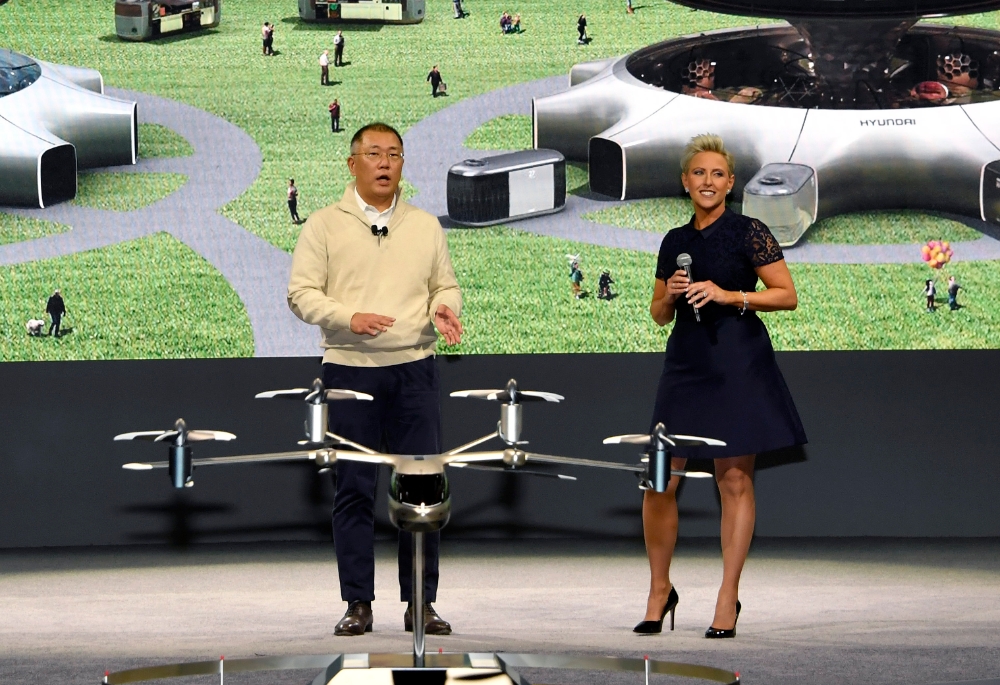 정의선 수석부회장(사진 왼쪽)이 'CES 2020' 개막 하루 전 '현대차 미디어 행사'가 열린 미국 라스베이거스 만달레이베이 컨벤션센터에서 인간 중심의 역동적 미래도시 구현을 위한 혁신적 미래 모빌리티 비전을 공개했다.(사진 오른쪽은 '현대차 미디어 행사' 진행을 맡은 로라 슈워츠(Laura Schwartz))