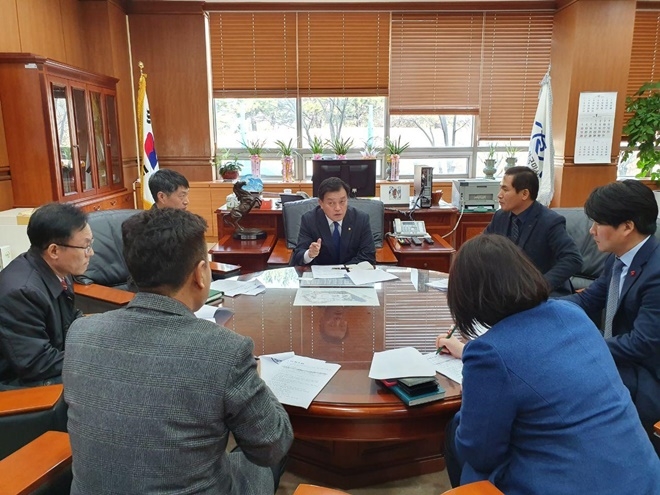 윤준호 국회의원이 부산경남경마공원을 방문해 업무보고를 받고 발언을 하고 있다.(사진제공=윤준호의원실)