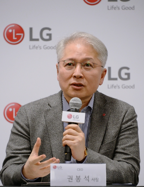 LG전자 CEO 권봉석 사장이 8일(현지시간) 美 라스베이거스에서 기자간담회를 열고 올해 LG전자의 전략 방향을 소개하고 있다. 사진=LG전자