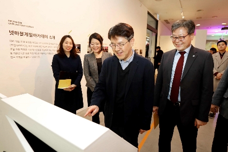 넷마블문화재단 게임아카데미 4기 전시회에서 서장원 넷마블문화재단 대표가 게임을 시연해보고 있다. 사진=넷마블