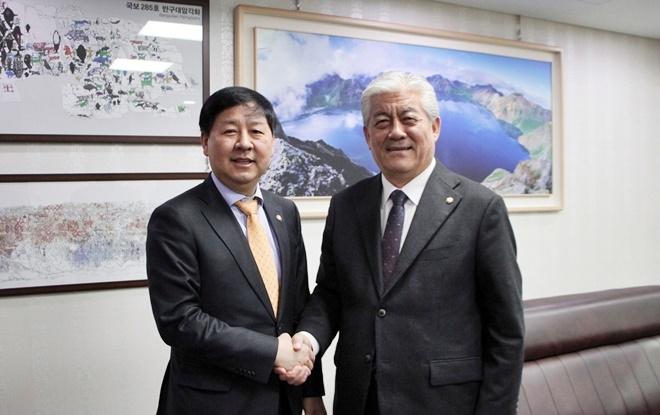 이상헌 의원(사진우측)이 기재부 구윤철 차관을 만나 악수를 나누며 기념촬영.(사진제공=이상헌의원실)