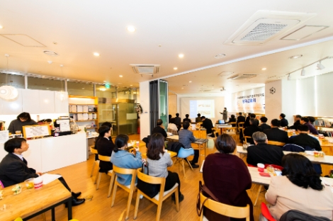 한국중부발전은 '환경·안전 분야 사회문제 해결을 위한 혁신 아이디어 발굴·지원사업' 등을 시행하고, 재취업에 성공한 퇴직 시니어 등 약 50명이 참여한 가운데 성과공유회를 개최했다. 사진=중부발전