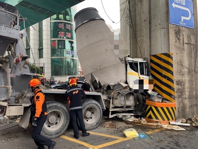 공포의 사거리에서 교각을 들이받은 레미콘차량.(사진제공=부산경찰청)