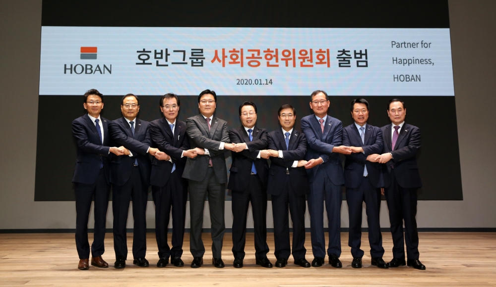 (왼쪽부터)아브뉴프랑 강신주 대표, 호반호텔&리조트 장해석 대표, 호반산업 김진원 사장, 호반건설 박철희 사장(사업부문), 호반그룹 최승남 총괄부회장, 전중규 사회공헌위원장, 호반골프계열 이정호 사장, KBC광주방송 조억헌 대표, 대아청과 박재욱 대표가 기념 촬영을 하고 있다.