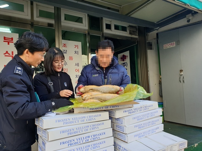 부산세관직원이 유통이력신고 여부를 점검하고 있다.(사진제공=부산본부세관)