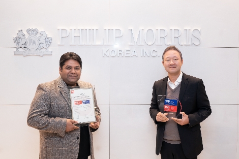 프라빈 우파디예 한국필립모리스 피플앤컬쳐 총괄 전무(좌)와 정일우 한국필립모리스 대표이사(우)가 상장과 상패를 받고 기념촬영을 하고 있다. 사진=한국필립모리스