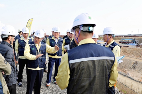 지난해 11월에 김인식 사장이 직접 점검반을 꾸려 충남 당진 삽교방조제 배수갑문 확장사업 현장 안전점검을 실시하며, 직원들과 공공기관 최저수준의 재해율 달성을 다짐했다. 사진=농어촌공사
