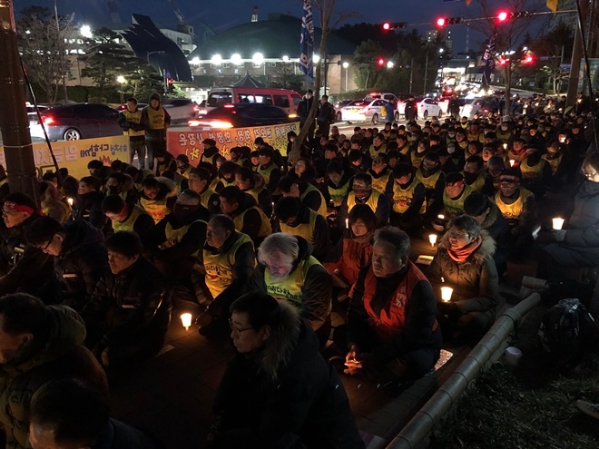 하청노동자 임금체불 원청책임, 갑질원흉 영구퇴출 촛불집회를 갖고 있다.(사진제공=민주노총울산본부)