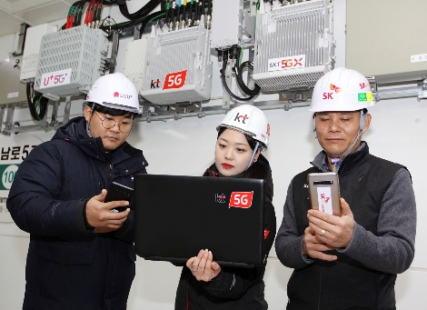 통신 3사 네트워크 담당자들이 광주광역시 금남로 5가역에서 5G 네트워크 품질을 점검하고 있다. 사진=KT