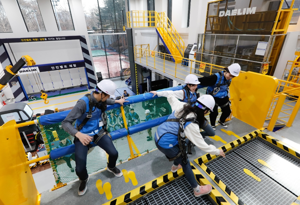 대림산업 신입사원들이 안전 난간 전도 상황을 체험하고 있다.(사진=대림산업)