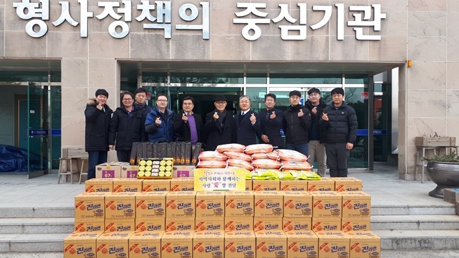 모범 보호관찰대상자들의 가정에 전달될 원호품을 후원 받고 기념촬영.(사진제공=안동준법지원센터)