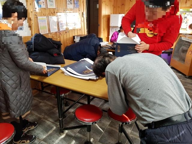 사회봉사대상자들이 장애인 일손을 돕고있다.(사진제공=진주준법지원센터)