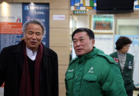 다일천사병원을 방문해 시설을 살피는 양승태 한전산업개발 경영본부장(우)과 최일도 다일공동체 이사장(좌). 사진=한전산업개발