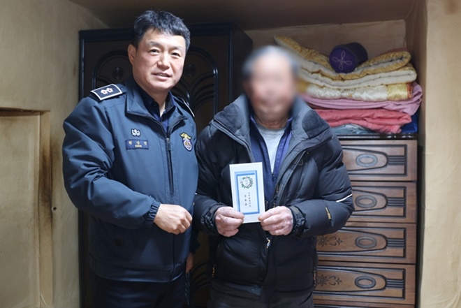 소외계층을 위문하고 있다.(사진제공=안동교도소)