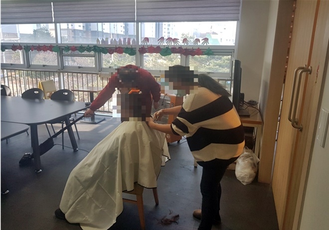 사회봉사대상자가 머리를 손질하고 있다.(사진제공=창원준법지원센터)