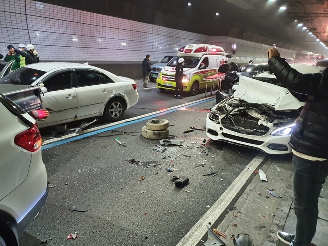 백양터널 내 6중추돌 사고현장.(사진제공=부산경찰청)