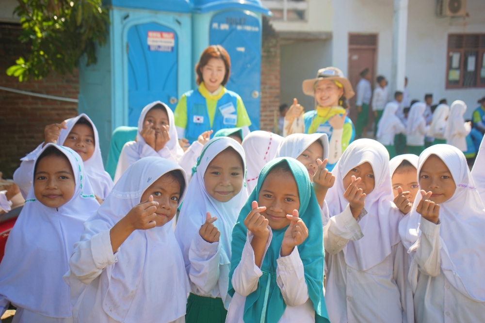 비욘드 봉사단원들과 수혜학교 학생들.(사진=포스코)