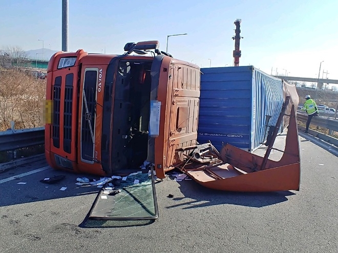 가락IC램프구간 좌전도 컨테이너.(사진제공=부산경찰청)