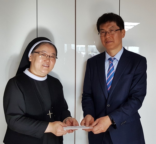 은총의 집에 성금을 기탁하고 기념촬영.(사진제공=한은울산본부)
