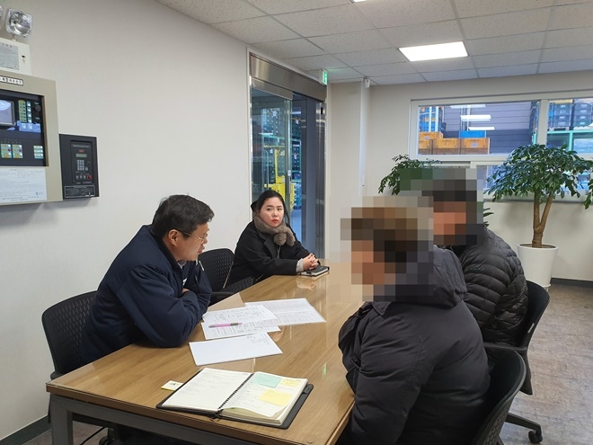 법무보호대상자들이 동행면접을 보고 있다.