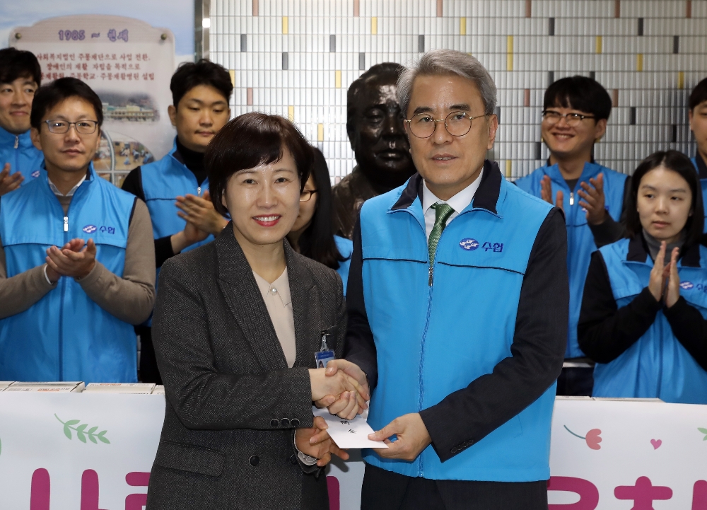 홍진근 수협중앙회 대표이사(사진 앞줄 우측)가 주몽재활원을 찾아 위문금과 위문품을 전달하고 있다.(사진= 수협중앙회 )