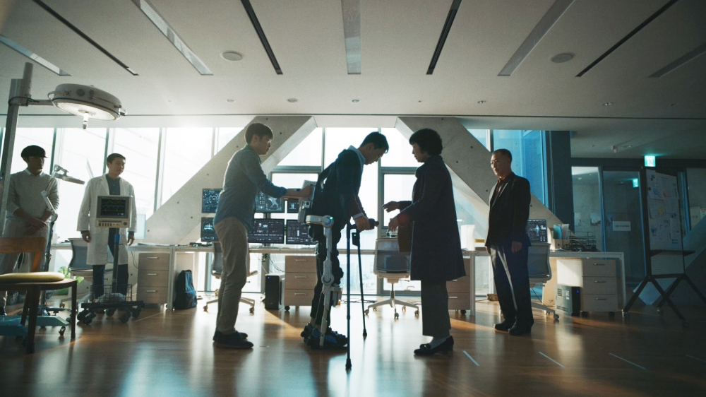 박준범 선수가 현대자동차 웨어러블 로보틱스 기술이 적용된 의료용 로봇 ‘H-MEX(Hyundai Medical Exoskeleton)’를 착용하고 걷고 있는 모습.